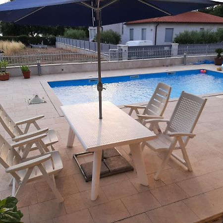 Nice, Cosy Studio Apartment With Shared Outdoor Pool Banjole Kültér fotó