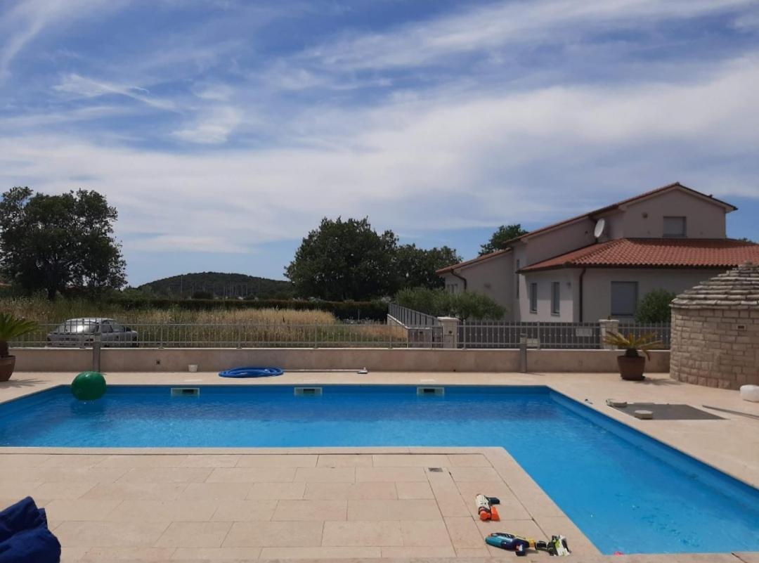 Nice, Cosy Studio Apartment With Shared Outdoor Pool Banjole Kültér fotó