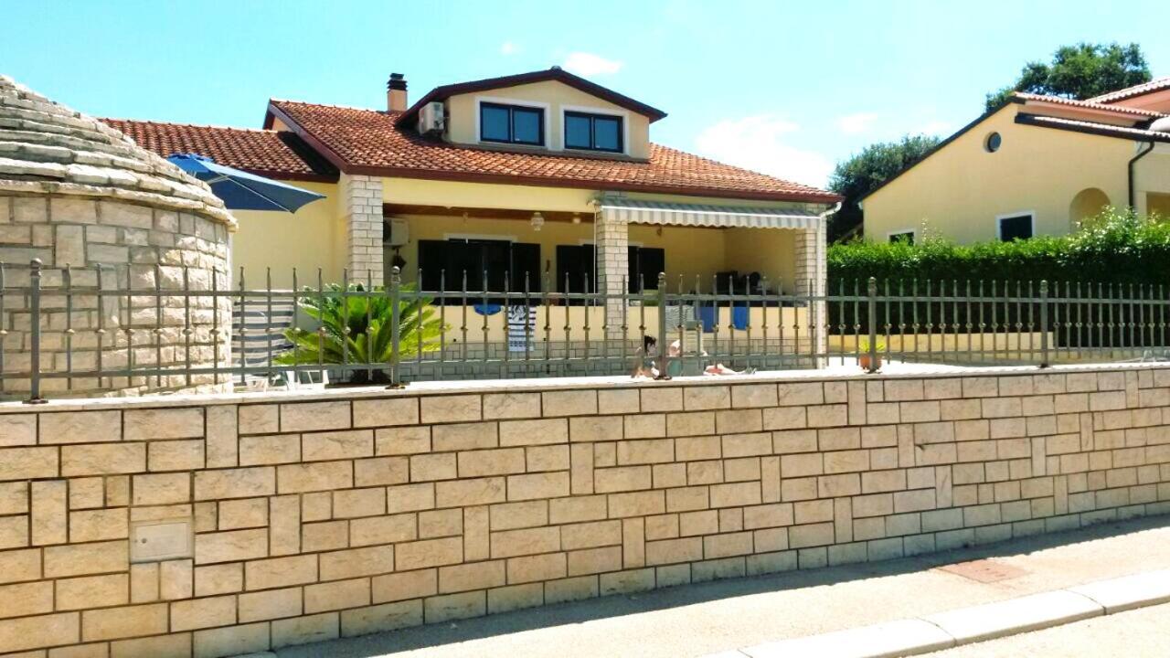 Nice, Cosy Studio Apartment With Shared Outdoor Pool Banjole Kültér fotó