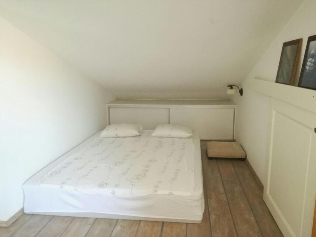 Nice, Cosy Studio Apartment With Shared Outdoor Pool Banjole Kültér fotó