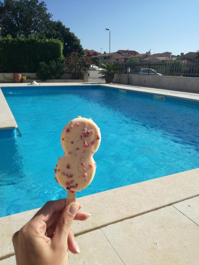 Nice, Cosy Studio Apartment With Shared Outdoor Pool Banjole Kültér fotó