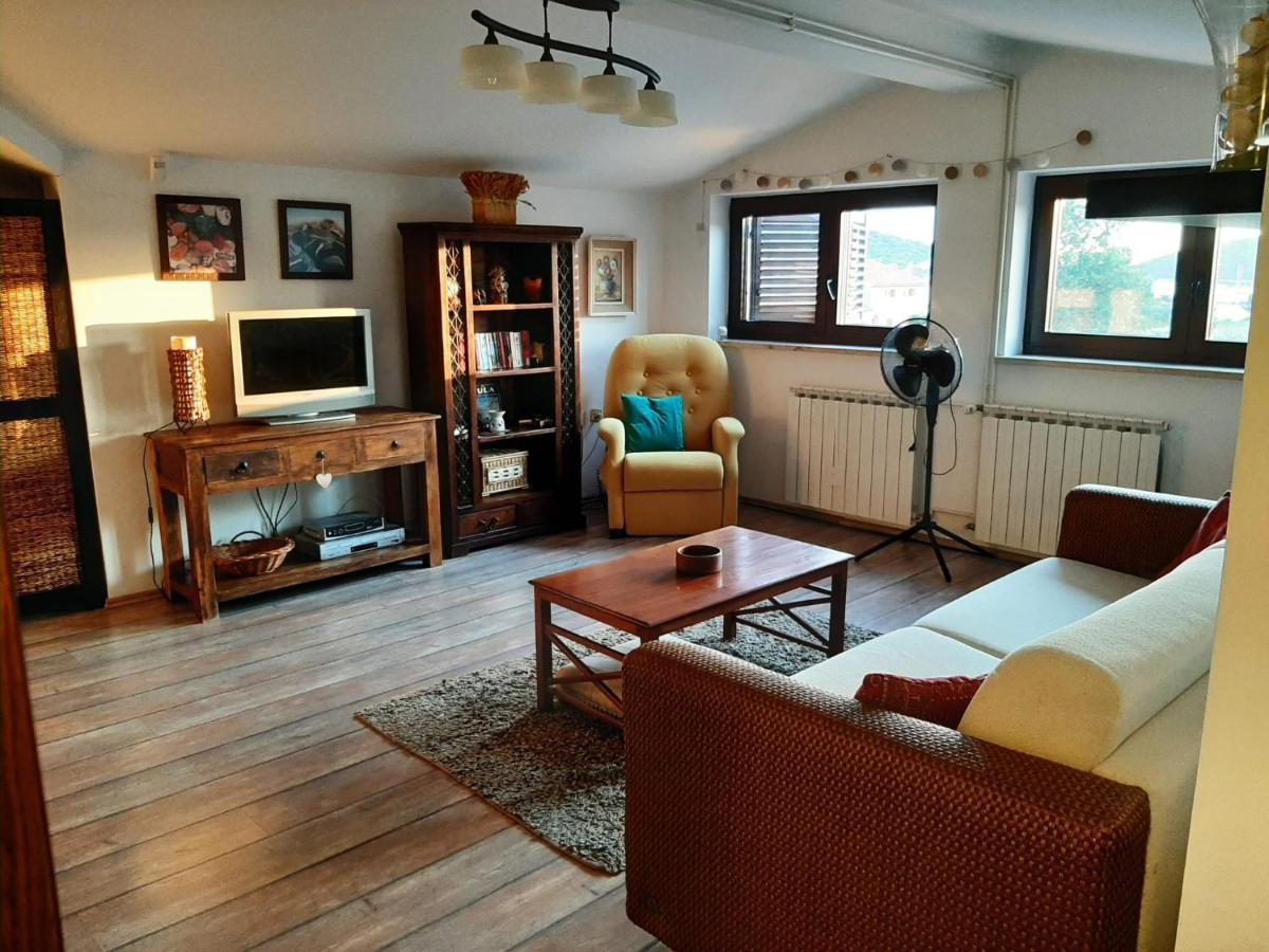 Nice, Cosy Studio Apartment With Shared Outdoor Pool Banjole Kültér fotó