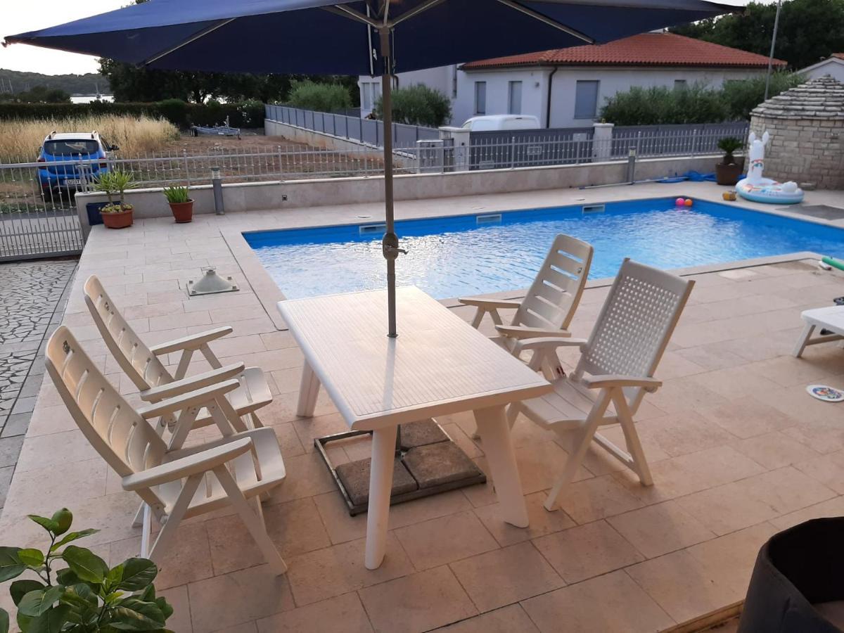 Nice, Cosy Studio Apartment With Shared Outdoor Pool Banjole Kültér fotó